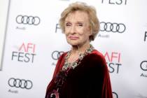 Cloris Leachman asiste al estreno de "The Comedian" durante el AFI Fest 2016 el 11 de noviembre ...