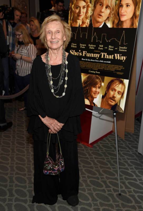 Cloris Leachman llega al estreno de "She's Funny That Way" en Los Ángeles el 19 de agosto de 2 ...