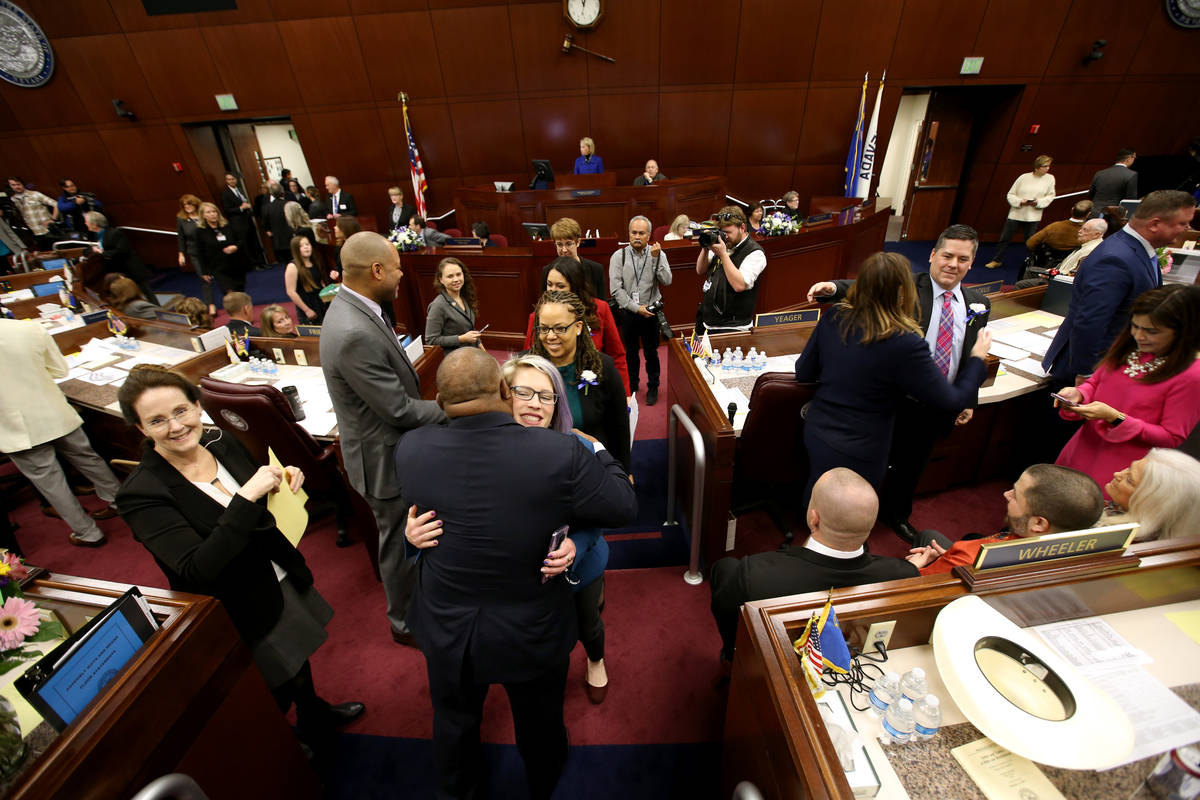 El presidente de la Asamblea Jason Frierson, demócrata por Las Vegas, abraza a Sarah Peters, d ...
