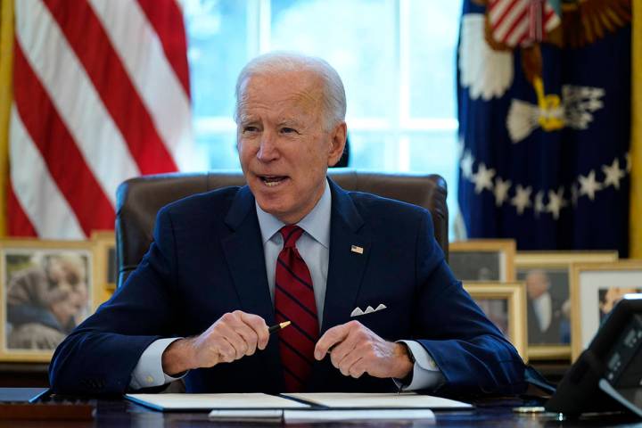 En esta foto de archivo, el presidente Joe Biden firma una serie de órdenes ejecutivas sobre a ...