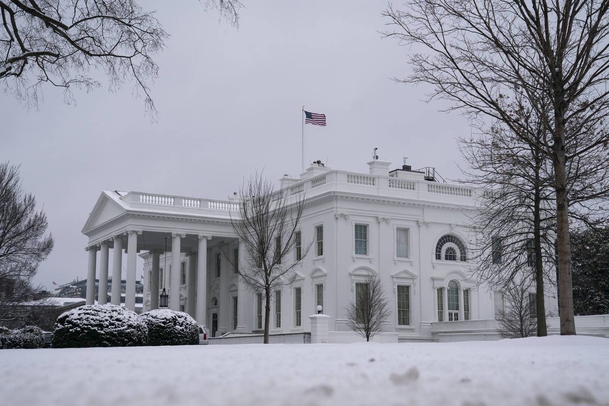 Nieve cubre el suelo de la Casa Blanca el lunes, 1º de febrero de 2021 en Washington. (AP Phot ...