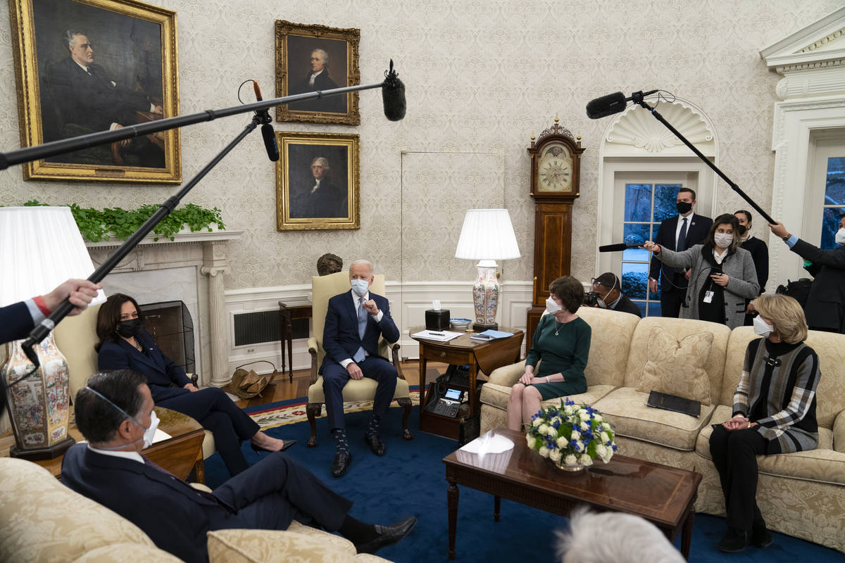 El presidente Joe Biden se reúne con legisladores republicanos para discutir un paquete de ayu ...
