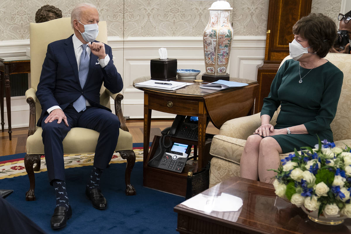 El presidente Joe Biden se reúne con la senadora Susan Collins, republicana por Maine, para di ...