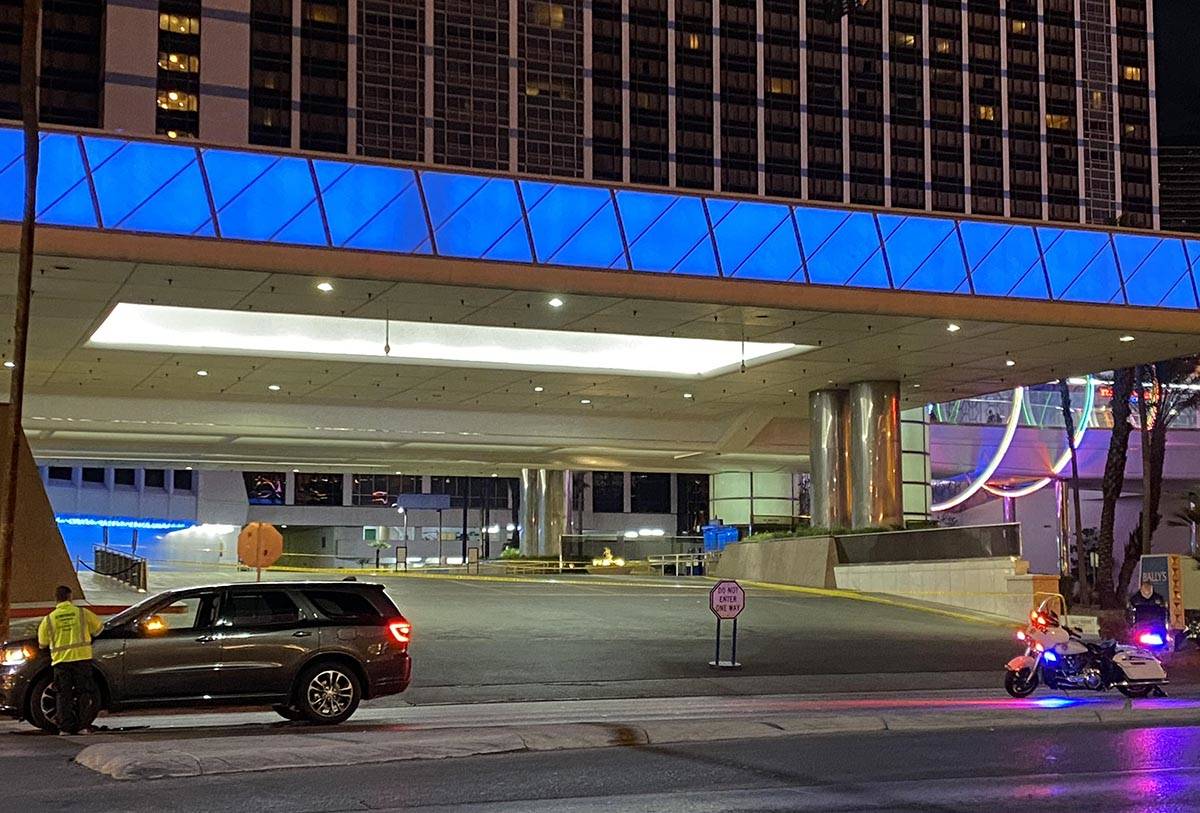 La cinta de la escena del crimen cubre la entrada del estacionamiento de Bally's Las Vegas desp ...