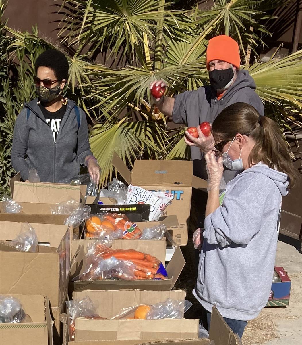 Voluntarios del Banco de Alimentos LasVegan montan cajas de alimentos el 23 de enero en el Sant ...