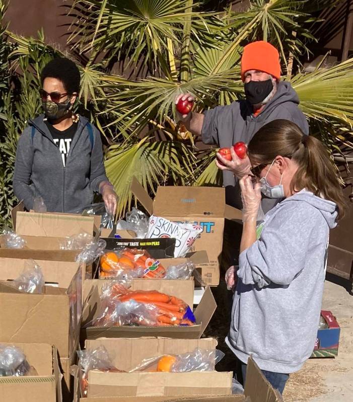 Voluntarios del Banco de Alimentos LasVegan montan cajas de alimentos el 23 de enero en el Sant ...