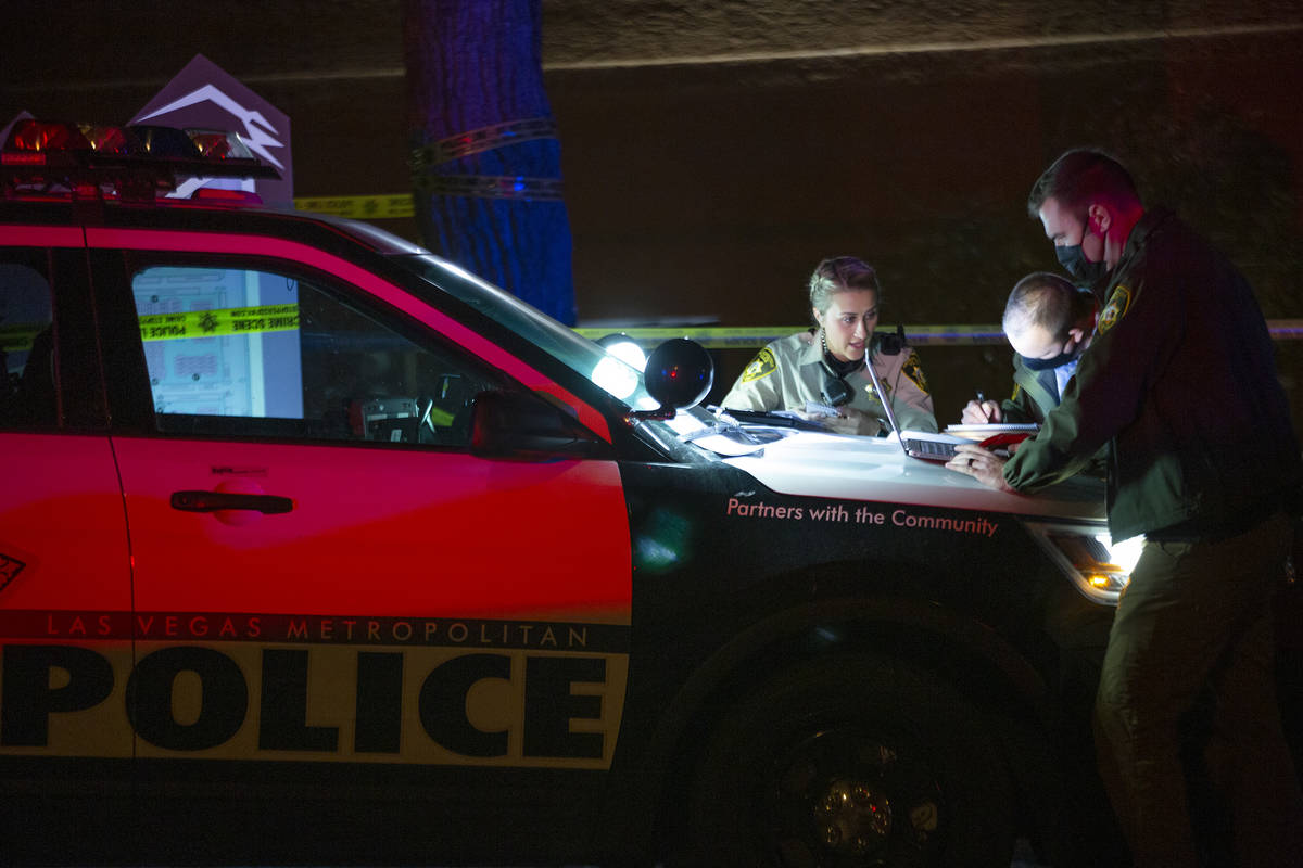 La policía metropolitana investiga un homicidio cerca de la intersección de Lake Mead Bouleva ...