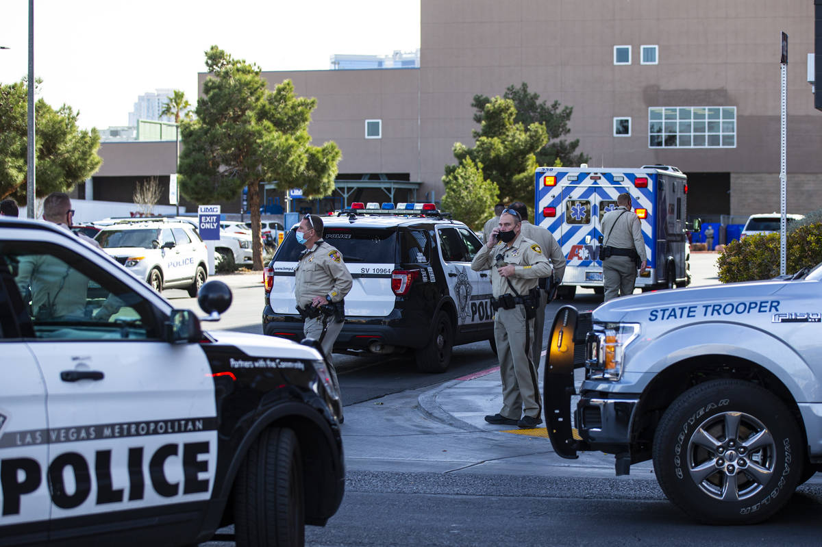 La policía de Las Vegas y los de la Nevada Highway Patrol se reúnen fuera del University Medi ...