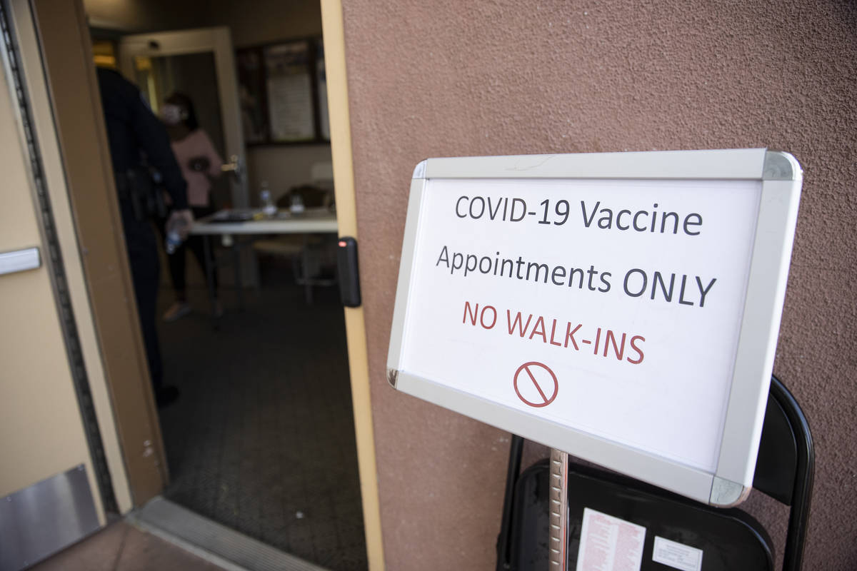 Un letrero a la entrada del centro de vacunación emergente contra COVID-19 en Doolittle Senior ...