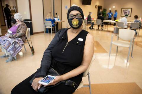 Martha Wilson, de 70 años, descansa tras recibir la primera dosis de la vacuna contra COVID-19 ...