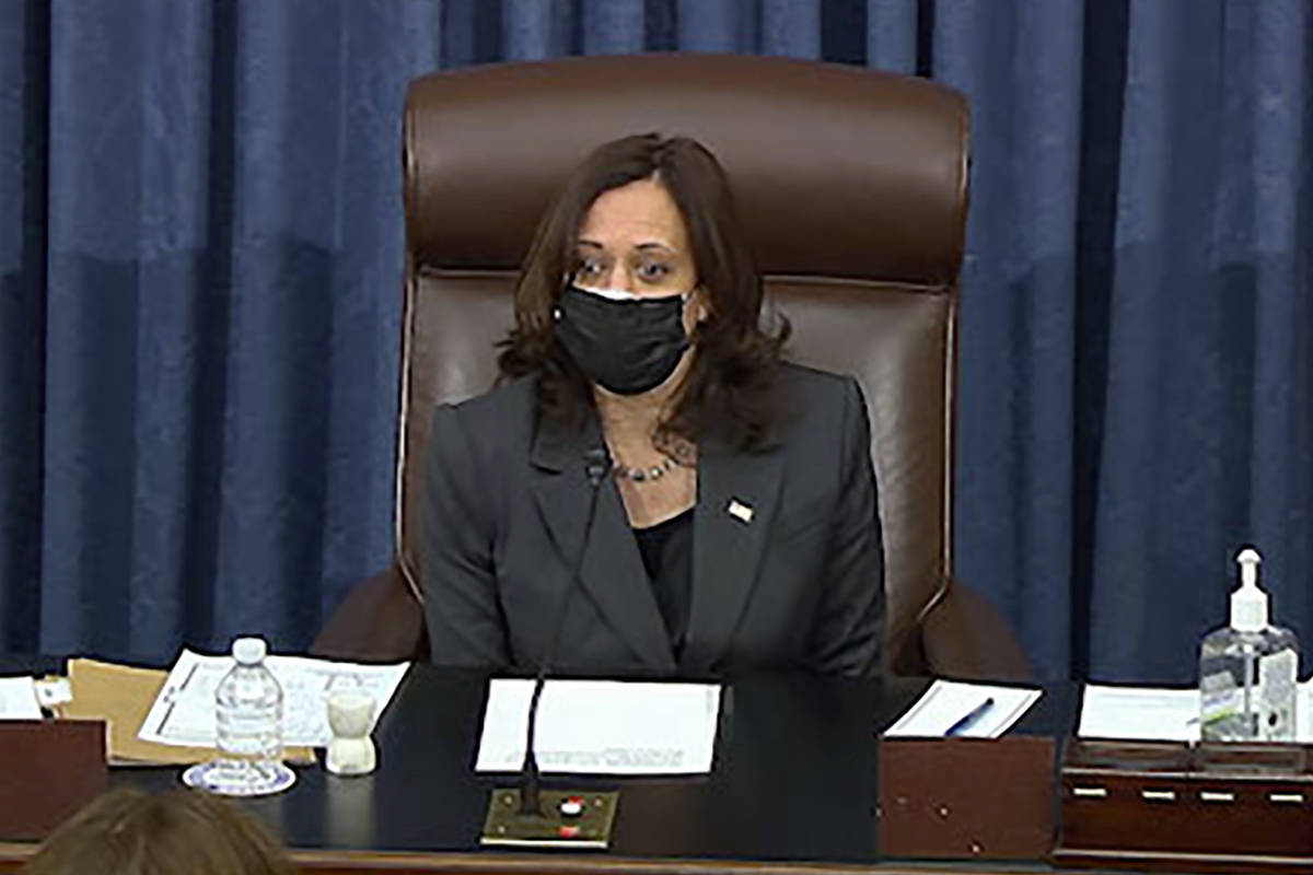 La vicepresidenta Kamala Harris en el pleno del Senado para emitir el voto de desempate, su pri ...