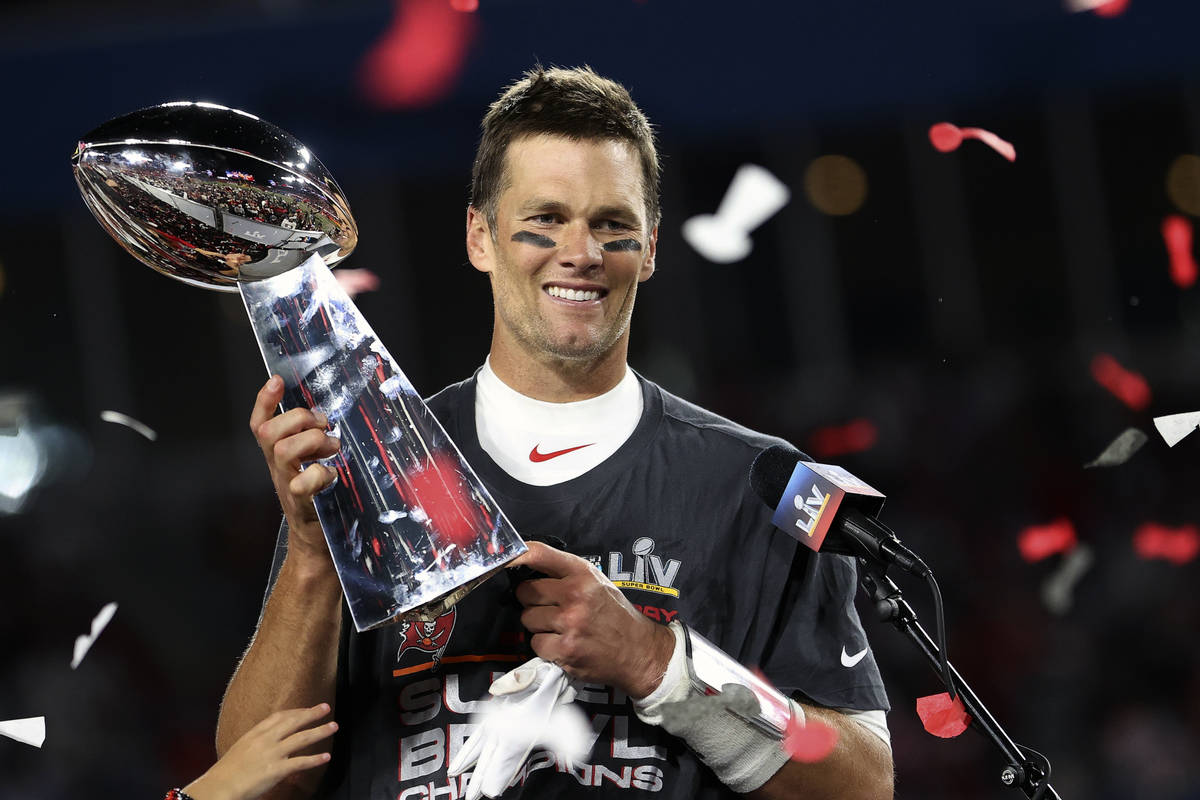 El quarterback de los Tampa Bay Buccaneers, Tom Brady (12), sostiene el trofeo Vince Lombardi t ...