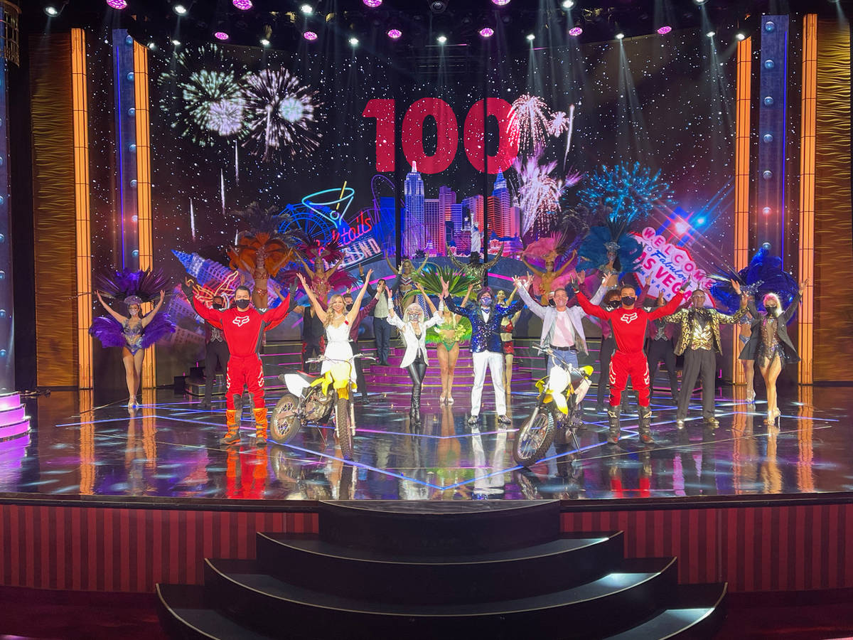 El elenco de "Extravaganza" celebra su espectáculo número 100 en Bally's el viernes, 5 de feb ...