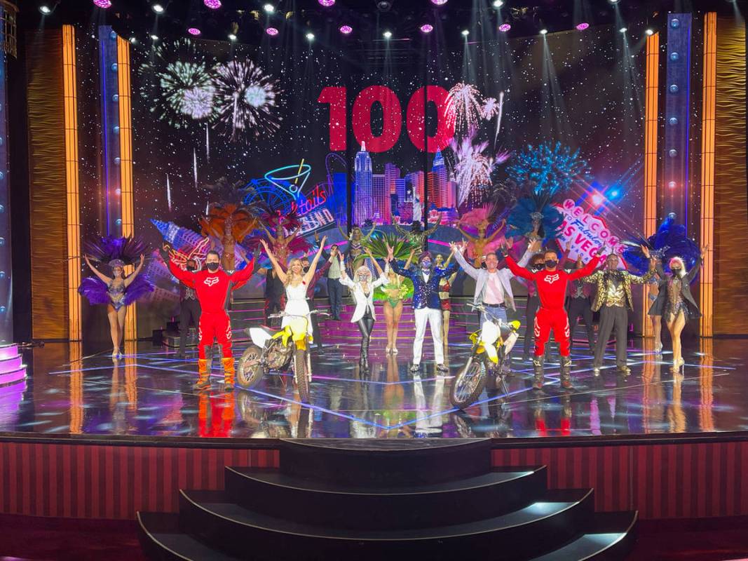 El elenco de "Extravaganza" celebra su espectáculo número 100 en Bally's el viernes, 5 de feb ...