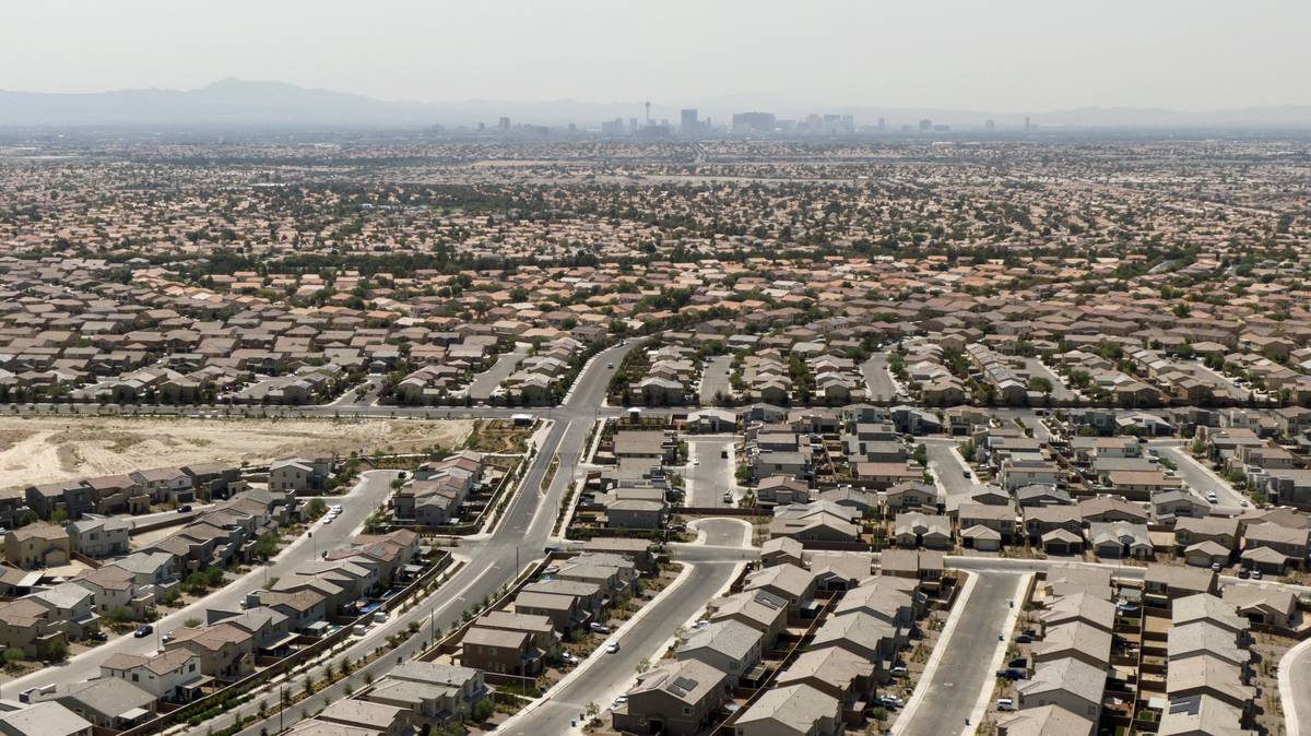 Vista aérea de las urbanizaciones cerca de Gliding Eagle Street y Deer Springs Way en North La ...