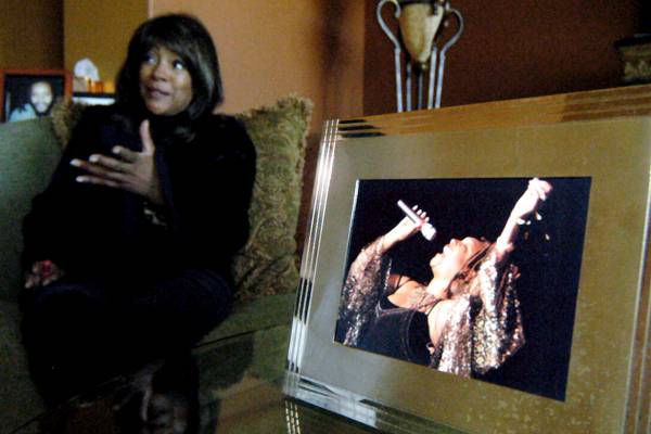La ex miembro de The Supremes, Mary Wilson, es vista durante una entrevista en su casa de Hende ...