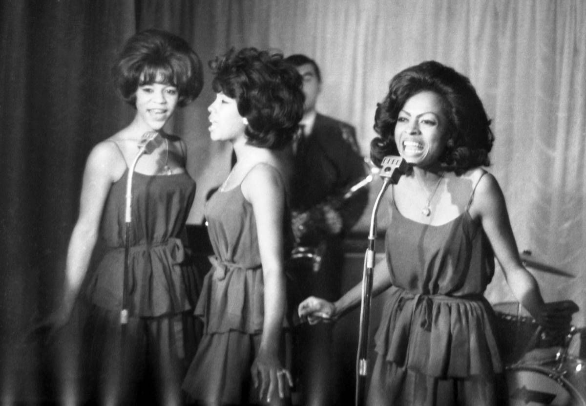 En esta foto de archivo del 8 de octubre de 1964, The Supremes, desde la izquierda, Florence Ba ...
