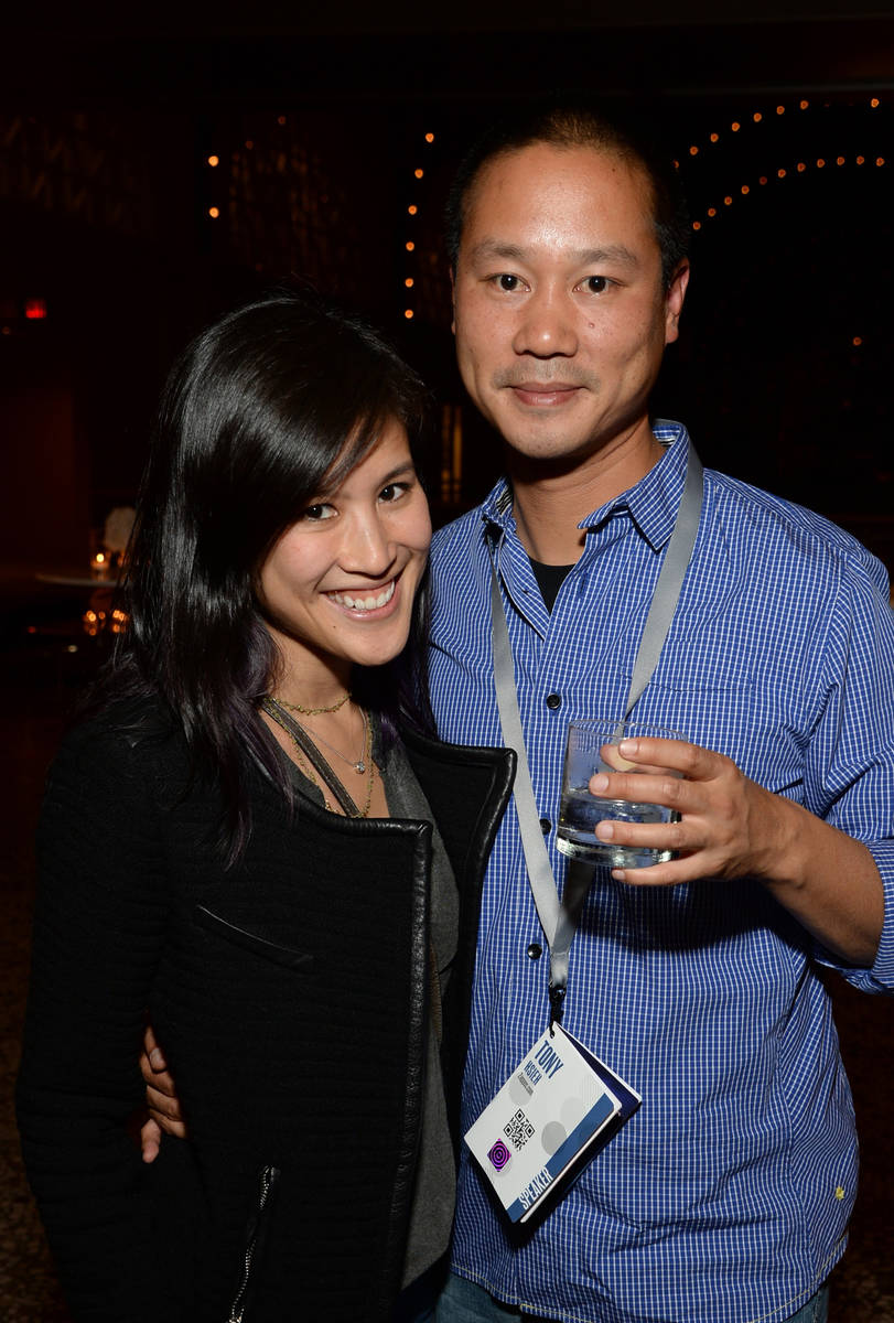 Mimi Pham y el ex director ejecutivo de Zappos.com, Tony Hsieh, el 8 de octubre de 2014 en San ...