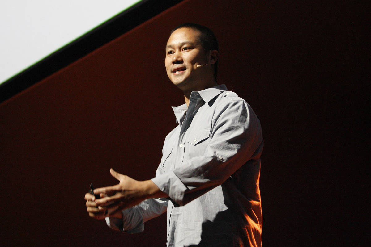 El ex director ejecutivo de Zappos, Tony Hsieh, habla en el evento para empleados de la compañ ...