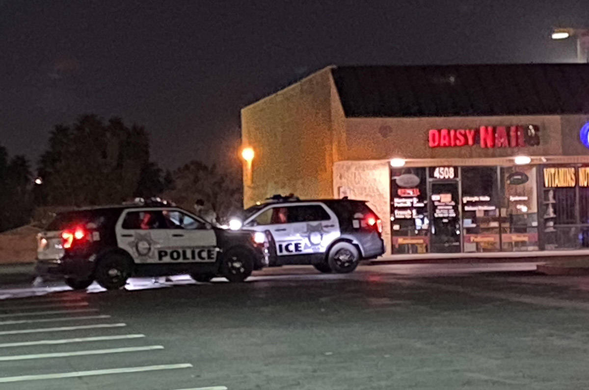 La policía de Las Vegas en un centro comercial en los bulevares East Charleston y Lamb mientra ...