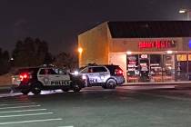 La policía de Las Vegas en un centro comercial en los bulevares East Charleston y Lamb mientra ...