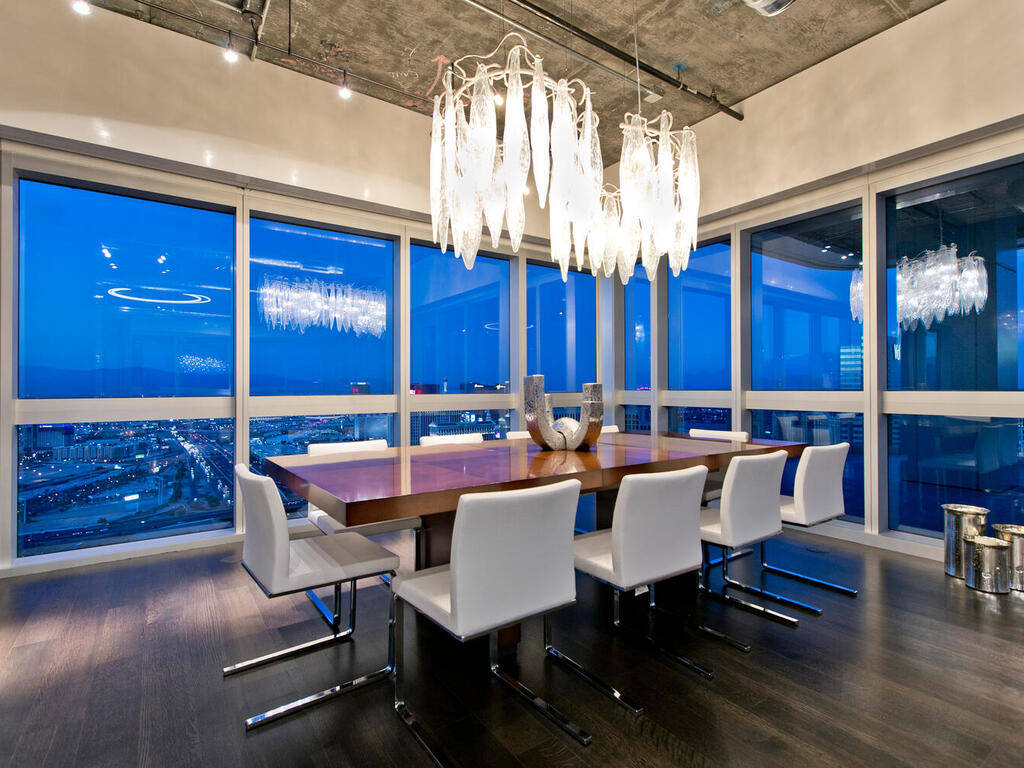 Este penthouse de 12 mil 940 pies cuadrados en The Martin está en el mercado por 18 millones d ...
