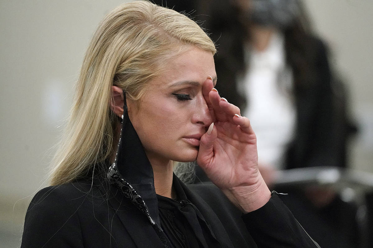 Paris Hilton se seca los ojos después de hablar en una audiencia del comité en el Capitolio d ...