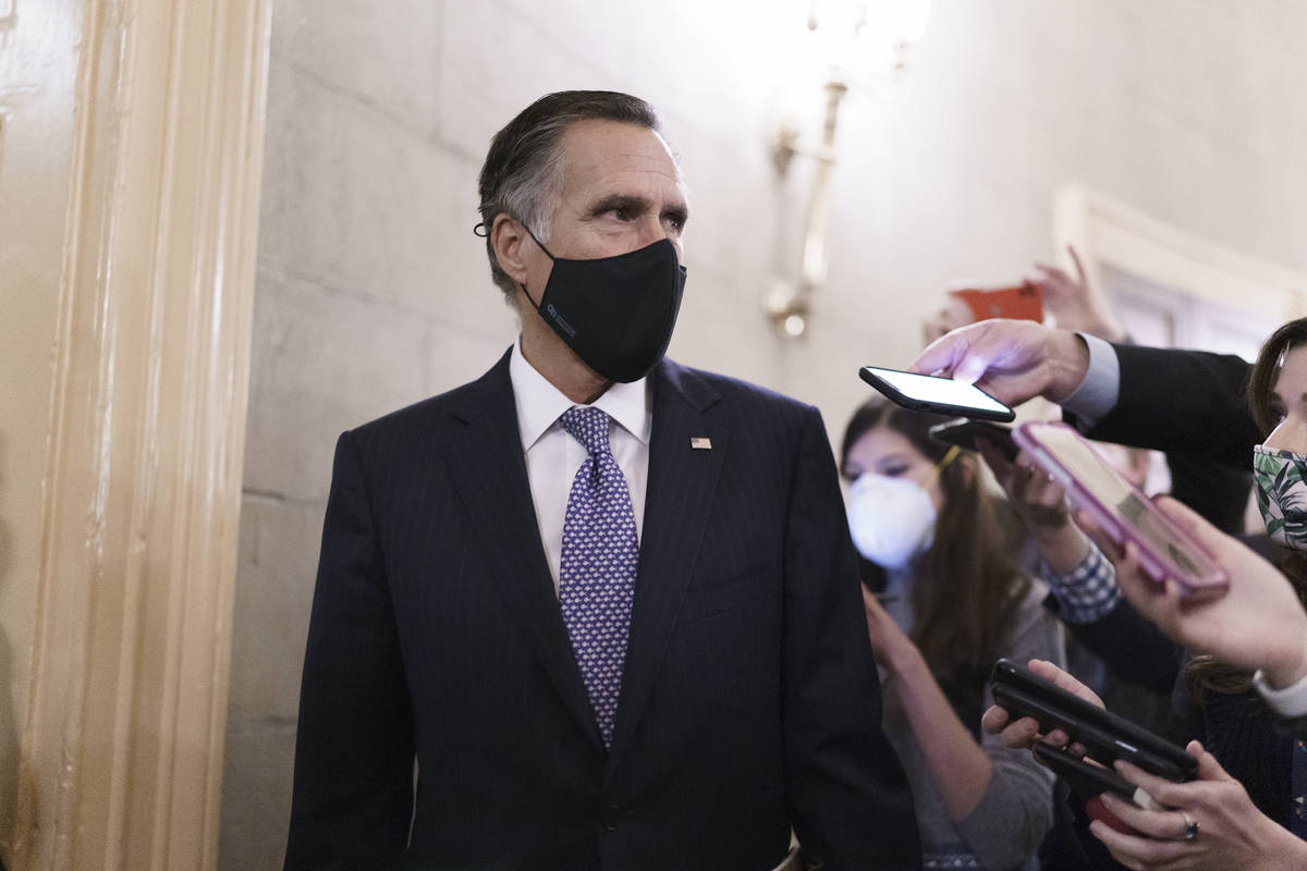 Los reporteros compiten por una respuesta del senador Mitt Romney, republicano por Utah, mientr ...