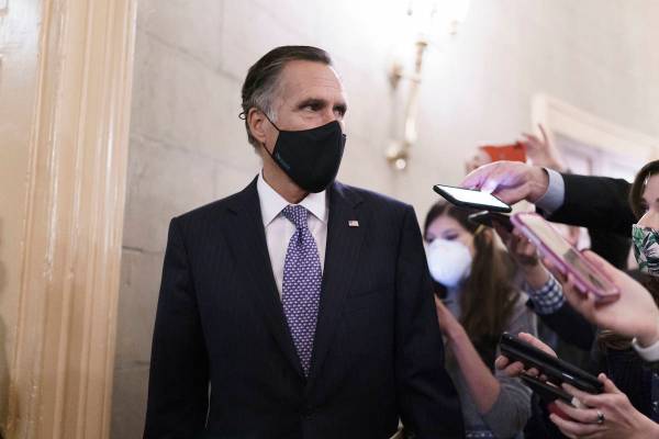 Los reporteros compiten por una respuesta del senador Mitt Romney, republicano por Utah, mientr ...