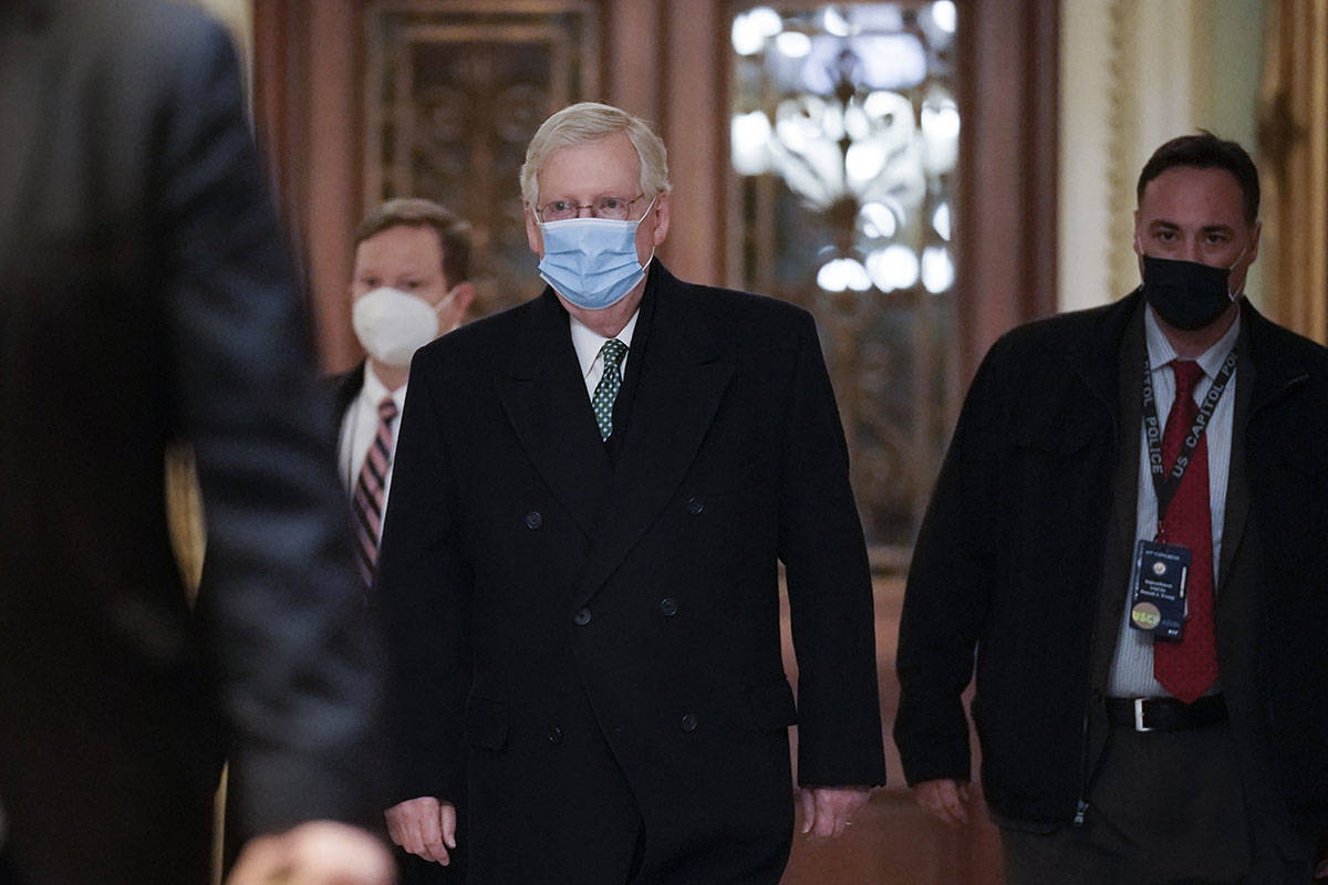 El líder de la minoría del Senado, Mitch McConnell, republicano, llega al Capitolio en Washin ...