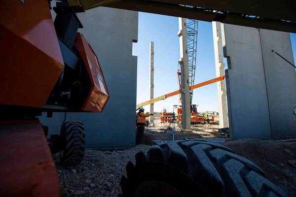 La construcción del proyecto de uso mixto UnCommons en el suroeste de Las Vegas continúa el m ...