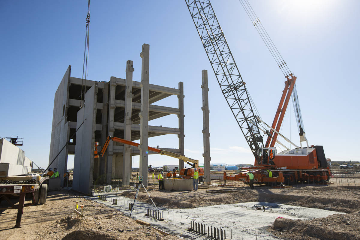 La construcción del proyecto de uso mixto UnCommons en el suroeste de Las Vegas continúa el m ...