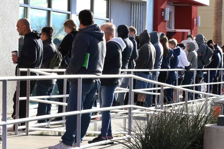 Gente hace fila en One-Stop Career Center de Las Vegas en marzo de 2020. (Bizuayehu Tesfaye/Las ...