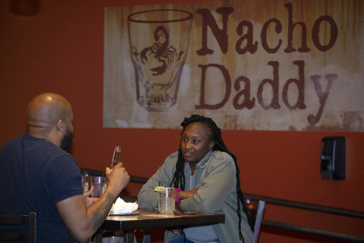 Seqoiya Burress, de Las Vegas, cena con su marido Louis Burress en Nacho Daddy el 11 de febrero ...