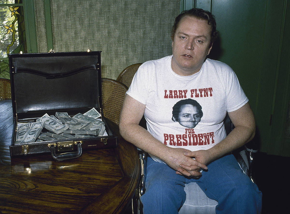 En esta foto de archivo, se ve al editor de la revista “Hustler” Larry Flynt con un maletí ...