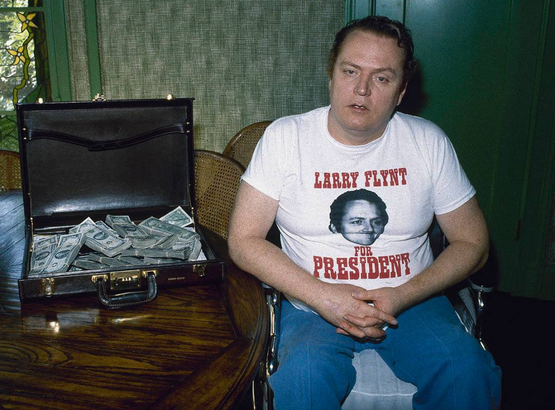 En esta foto de archivo, se ve al editor de la revista “Hustler” Larry Flynt con un maletí ...