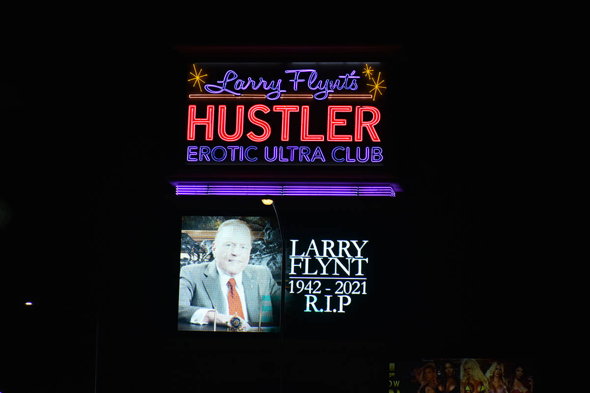 La pantalla situada en las inmediaciones del club nocturno Hustler rinde homenaje a Larry Flynt ...