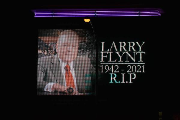 La pantalla situada en las inmediaciones del club nocturno Hustler rinde homenaje a Larry Flynt ...