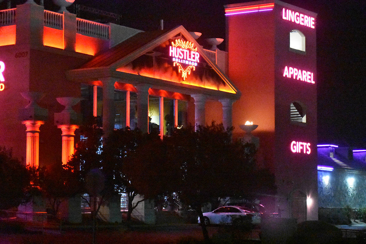 El exterior del centro nocturno Hustler, propiedad del recientemente fallecido Larry Flynt, es ...