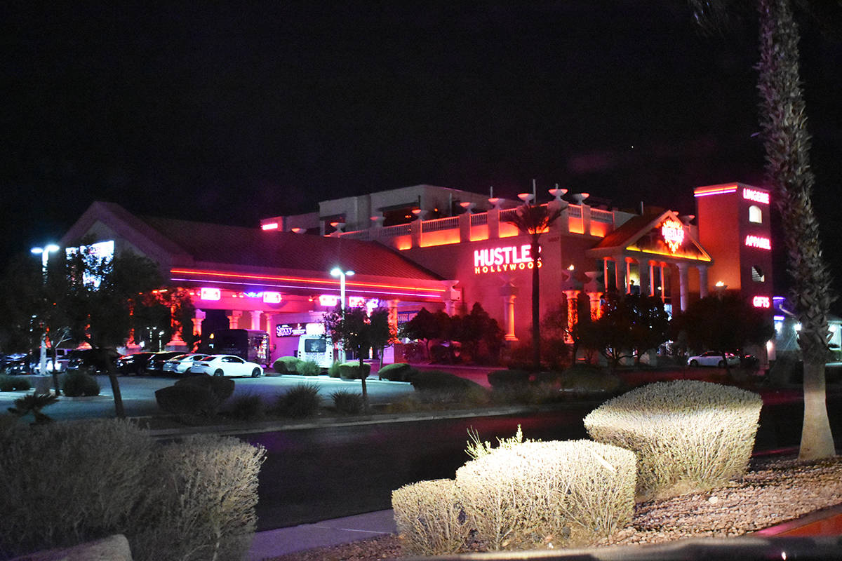 El exterior del centro nocturno Hustler, propiedad del recientemente fallecido Larry Flynt, es ...