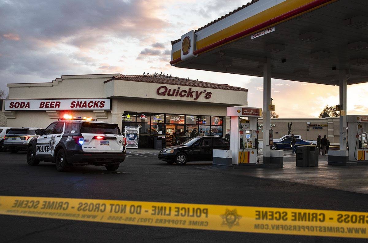 La policía acordonó el estacionamiento de la estación Quicky's Shell en Jones Boulevard y Cr ...