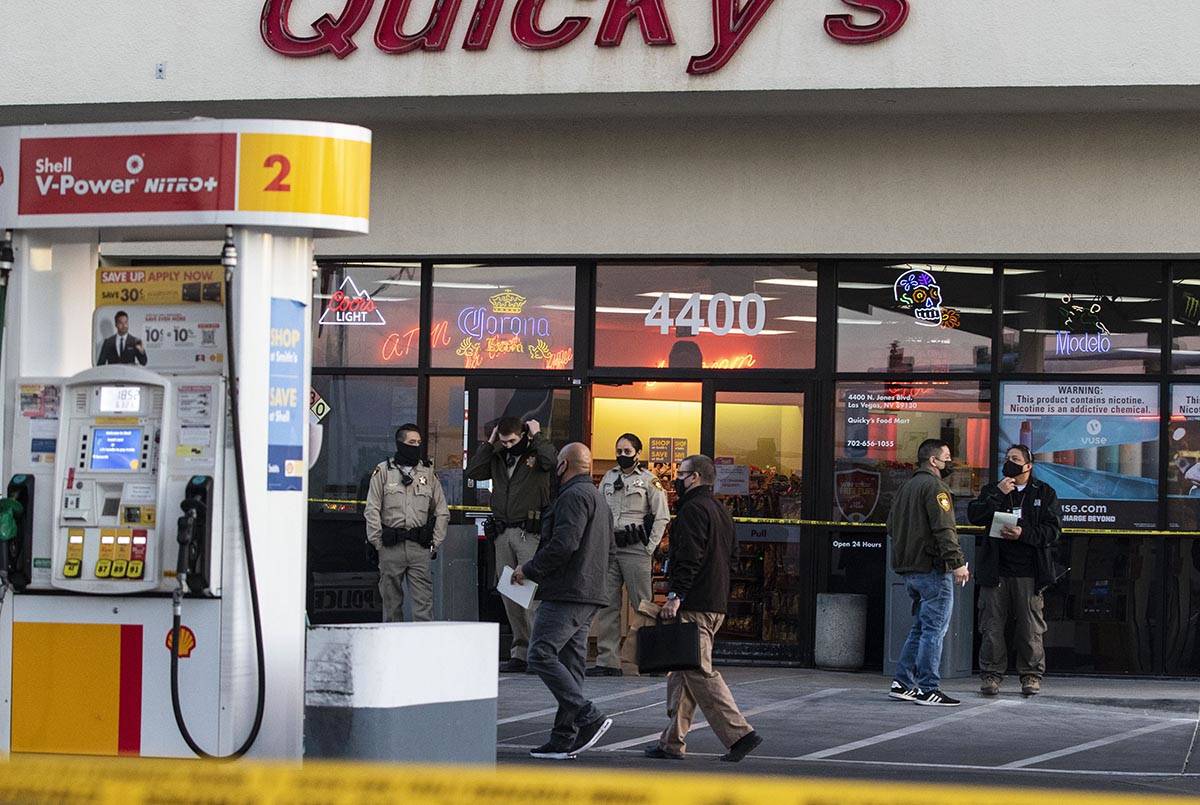 La policía acordonó el estacionamiento de la estación Quicky's Shell en Jones Boulevard y Cr ...