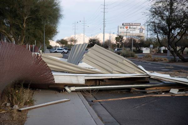 Una pantalla de cine caída del autocine West Wind Las Vegas bloquea los carriles en dirección ...