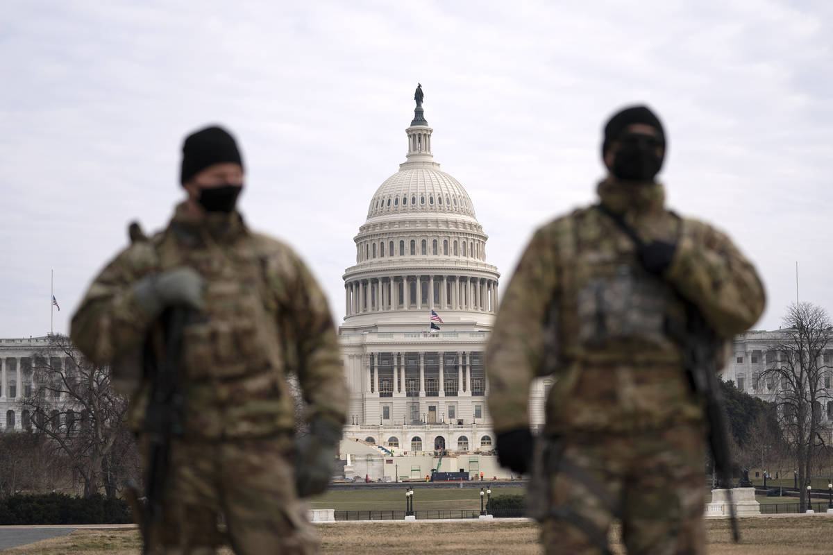 Miembros de la guardia nacional patrullan el área fuera del Capitolio de Estados Unidos durant ...