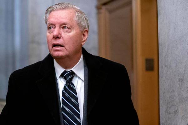 El senador Lindsey Graham, republicano por Carolina del Sur, llega al Capitolio en Washington e ...