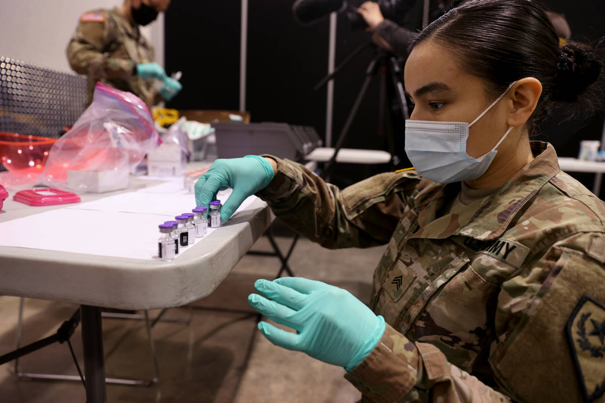 La sargento de la Guardia Nacional de Nevada, Candy "D.T.” Delatorre, prepara la vacuna de Pf ...
