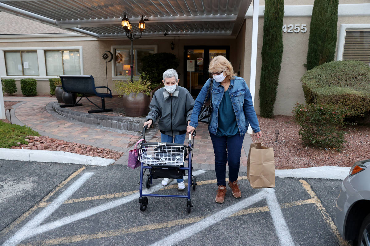 Estelle Roberts, de 92 años, a la derecha, recibe ayuda de su hija Dori Roberts-Lombardi, de 6 ...