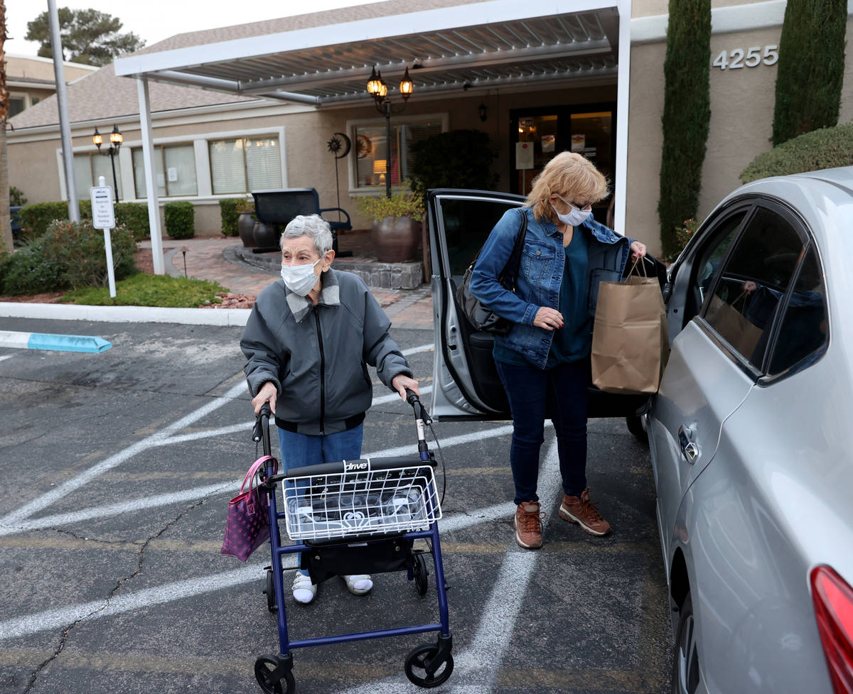 Estelle Roberts, de 92 años, a la derecha, recibe ayuda de su hija Dori Roberts-Lombardi, de 6 ...