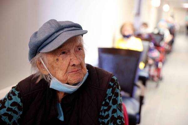 Valmae Ayres, de 98 años, a la espera de recibir la vacuna contra COVID-19 de Pfizer en una cl ...