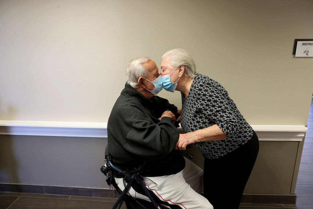 Don Masterson, de 90 años, y Darlene Cox, de 91, esperan en la fila para recibir la vacuna con ...